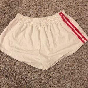 Basic white shorts with stripe